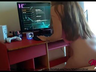Small Gamer young female teaching how fucks while she plays Star Wars BattleFront 2